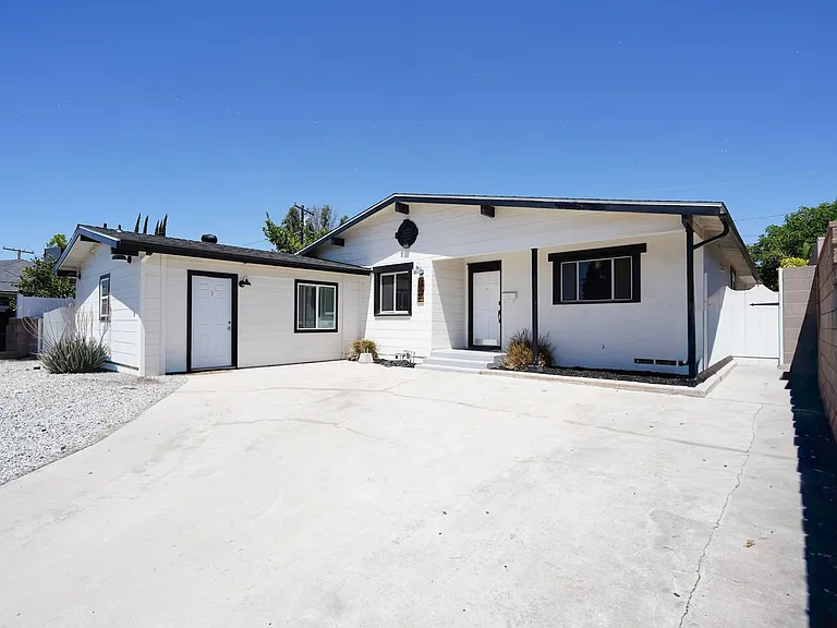 719 Esther Way — Photo 32