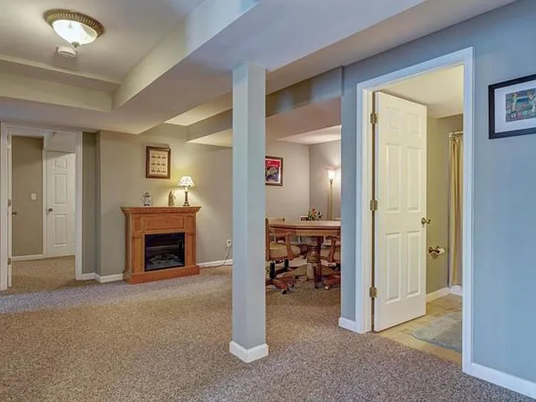310 Royallsprings Pkwy — Photo 21