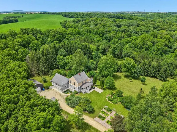 9224 Fargo Rd, Mount Horeb, WI 53572