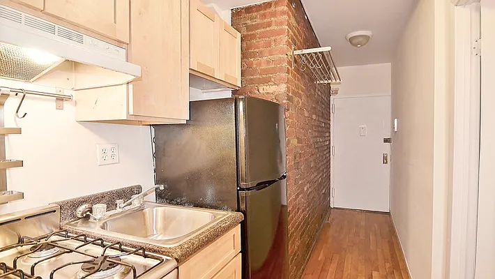 Rented by Park Property Advisors | media 16