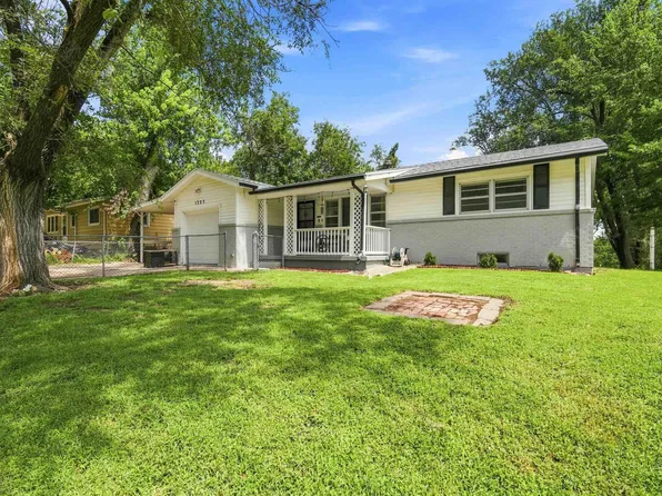 1325 Johnson Dr, Junction City, KS 66441