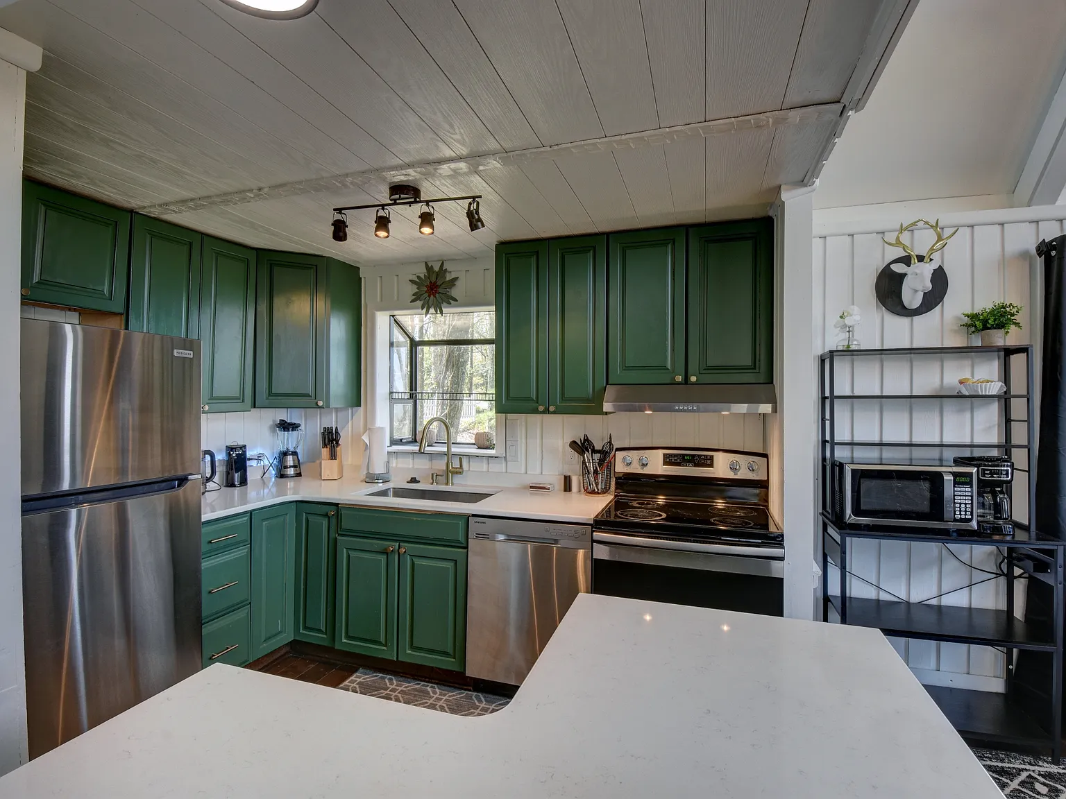 4 bed, 2200 sqft, $3,750 — Photo 3