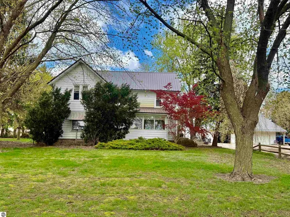 2298 W Hayes Rd, Ithaca, MI 48847