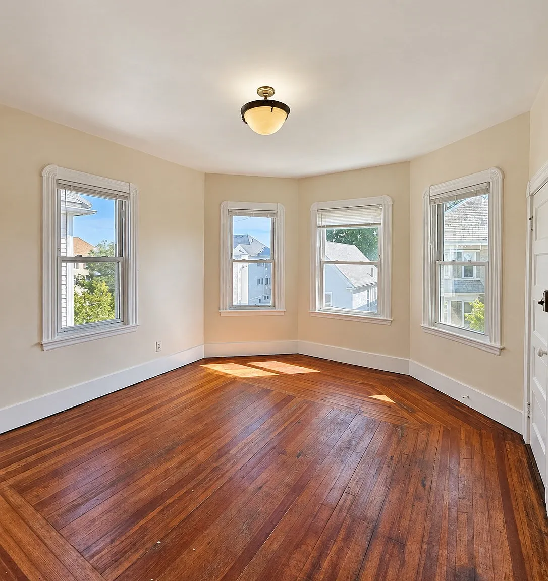 3 bed, 1.0 bath, 950 sqft, $1,600 — Photo 2