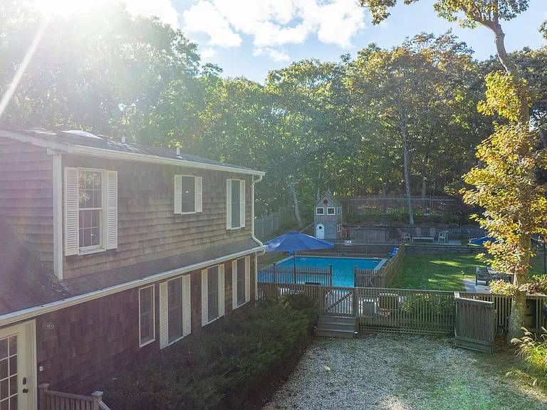66 Pepperidge Ln — Photo 2