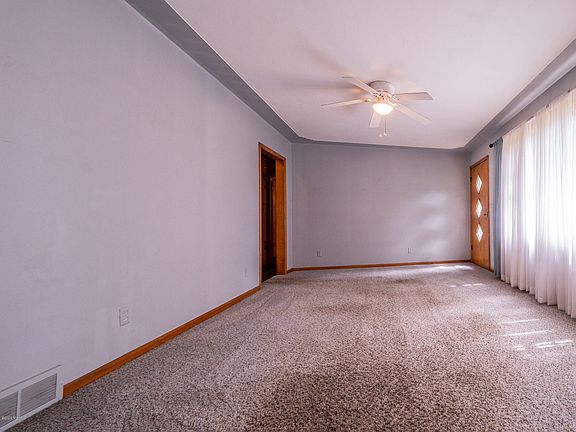5th image of 1442 Norwich Ave