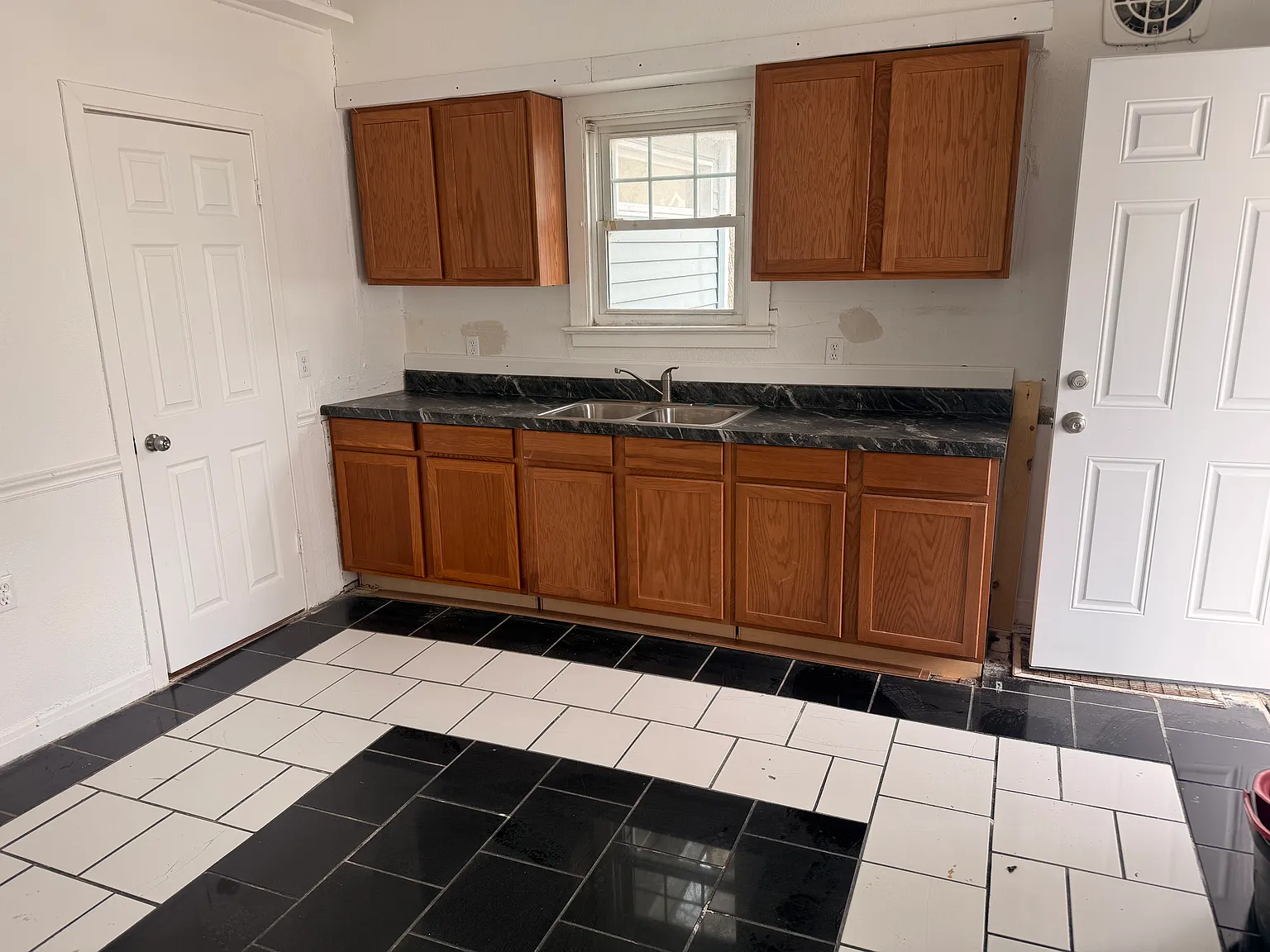 4 bed, 890 sqft, $1,200 — Photo 4