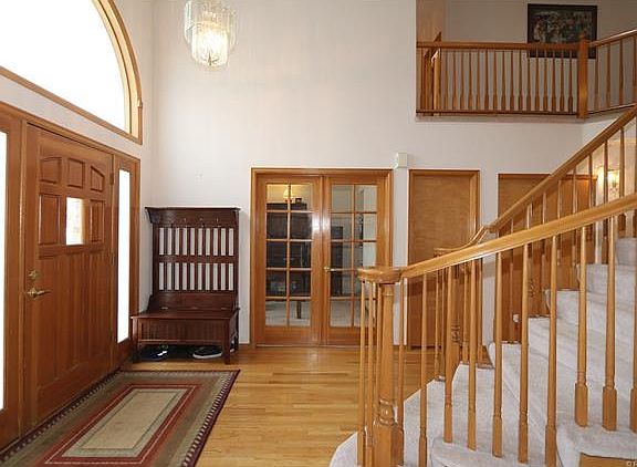 2nd image of 5005 Bur Oak Ln