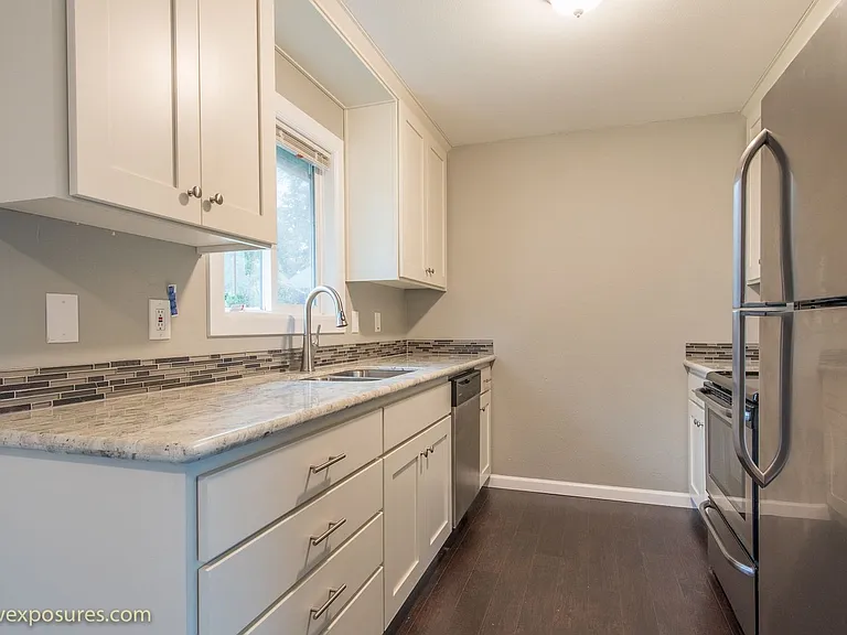8020 SW Thorn St — Photo 7