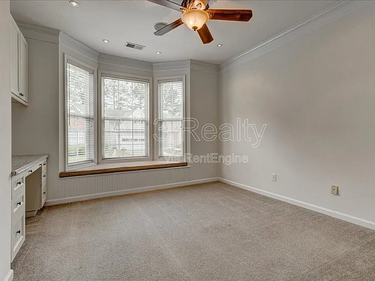 1033 Pinehurst Dr — Photo 9
