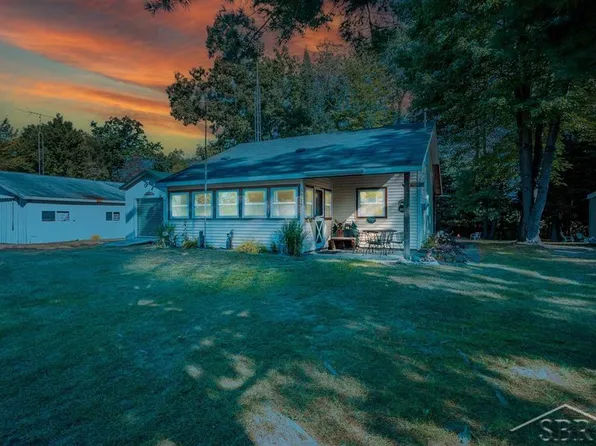 5117 Oakview Ave, Harrison, MI 48625