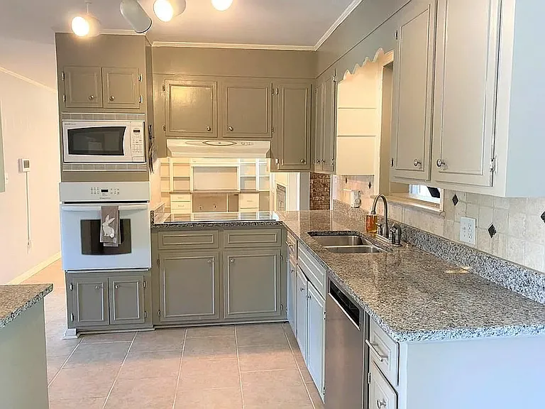 2709 Rosewood Dr — Photo 4