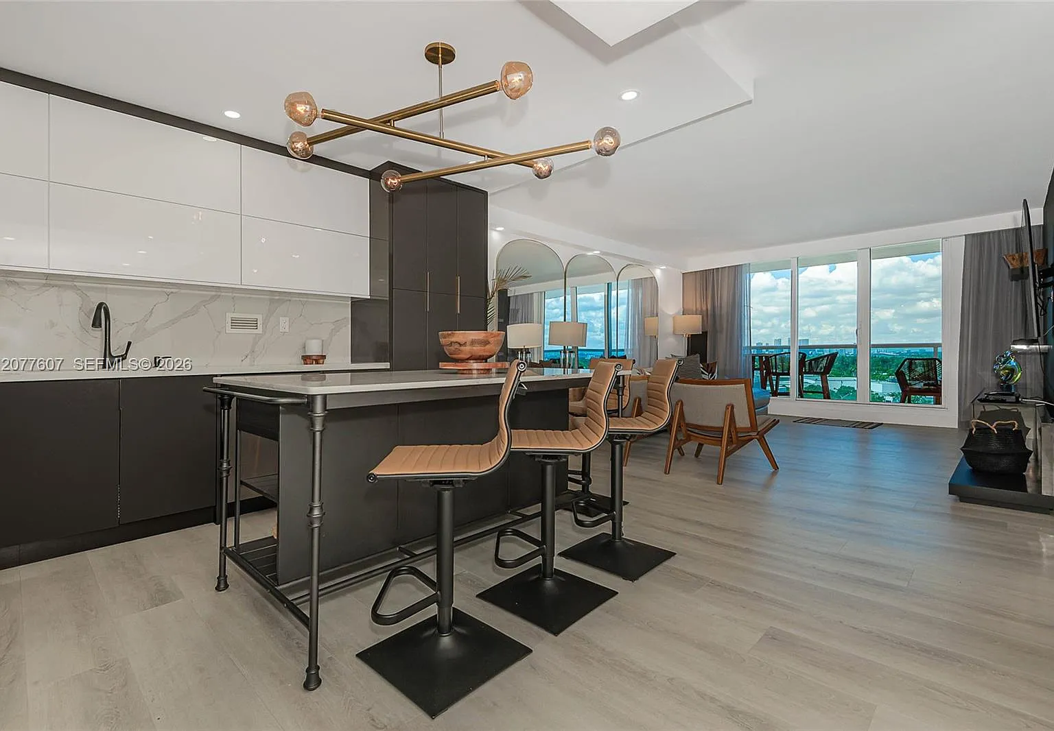 Roney Palace Condo — Photo 1