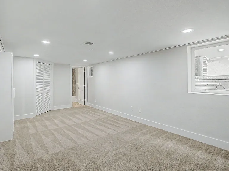 1230 N Logan St — Photo 31