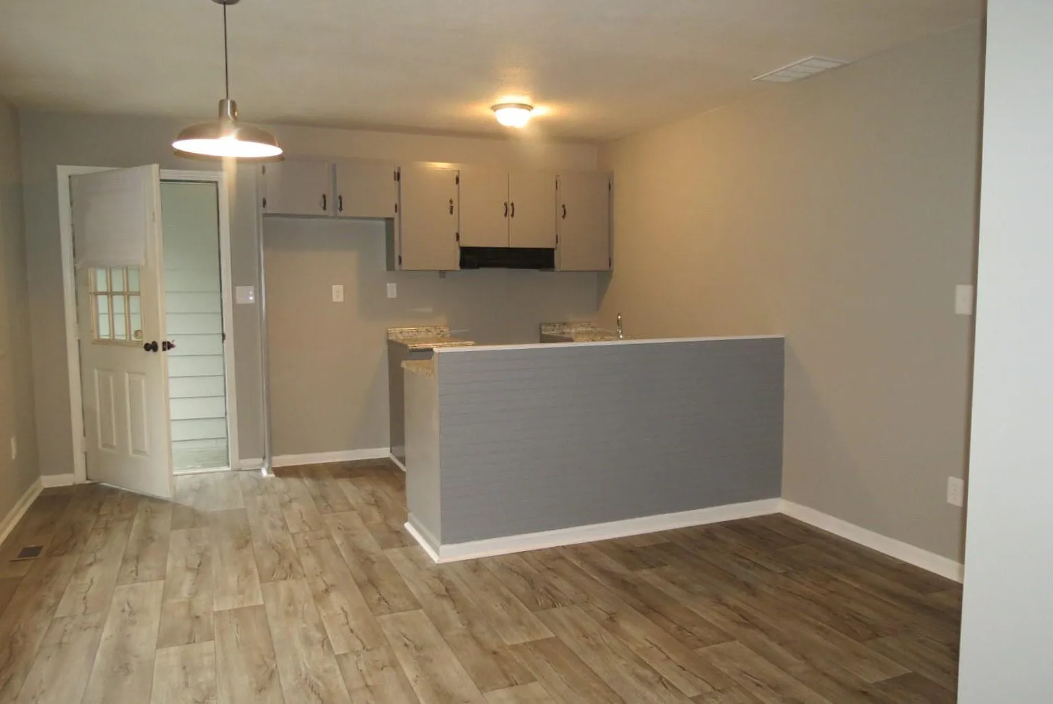 3 bed, 1.5 bath, 1350 sqft, $1,750 — Photo 2