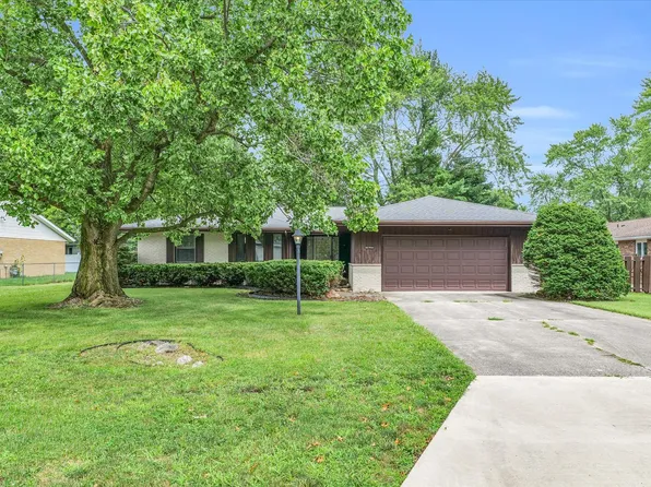 6 Brian Ct W, Savoy, IL 61874
