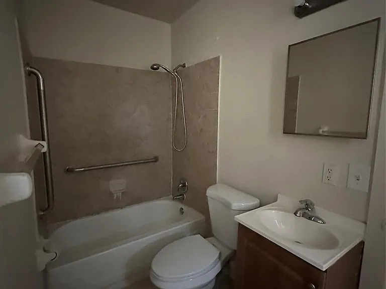 728 NW 4th Ave #4 — Photo 6