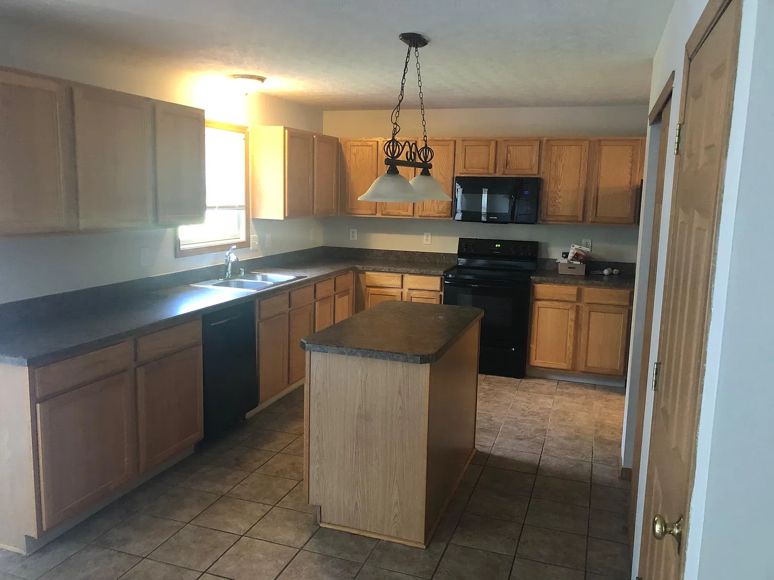 4 bed, 2.5 bath, 1900 sqft, $2,050 — Photo 2