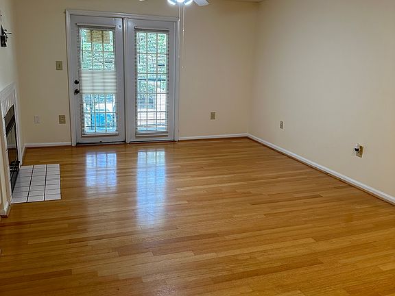 Spacious living/dining room