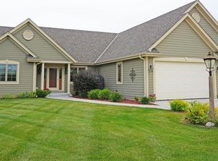 811 Winterberry Rd, Oconomowoc, WI 53066