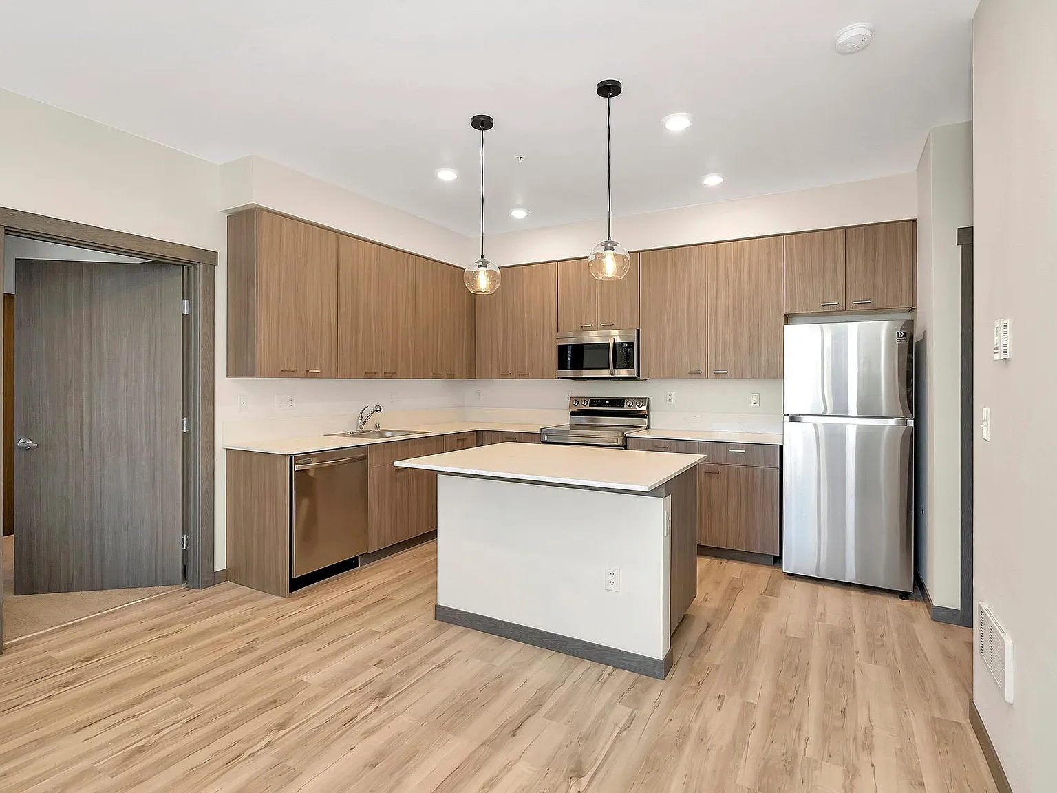 2 bed, 805 sqft, $1,900 — Photo 3