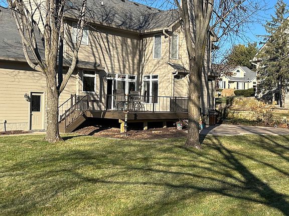 Mature trees & landscaping