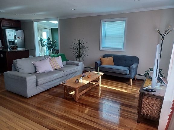 4th image of 102 Davison St