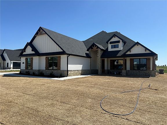 2nd image of 305 Jenna Ln