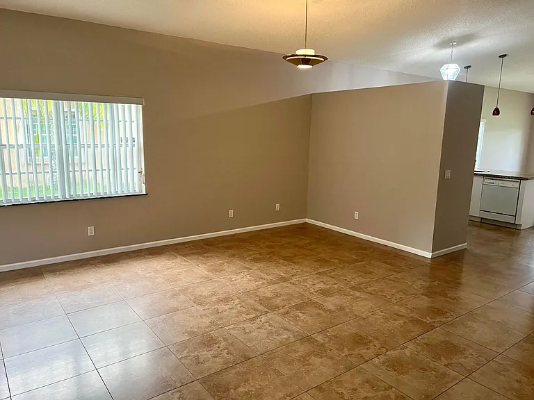 6365 Lansdowne Cir — Photo 5