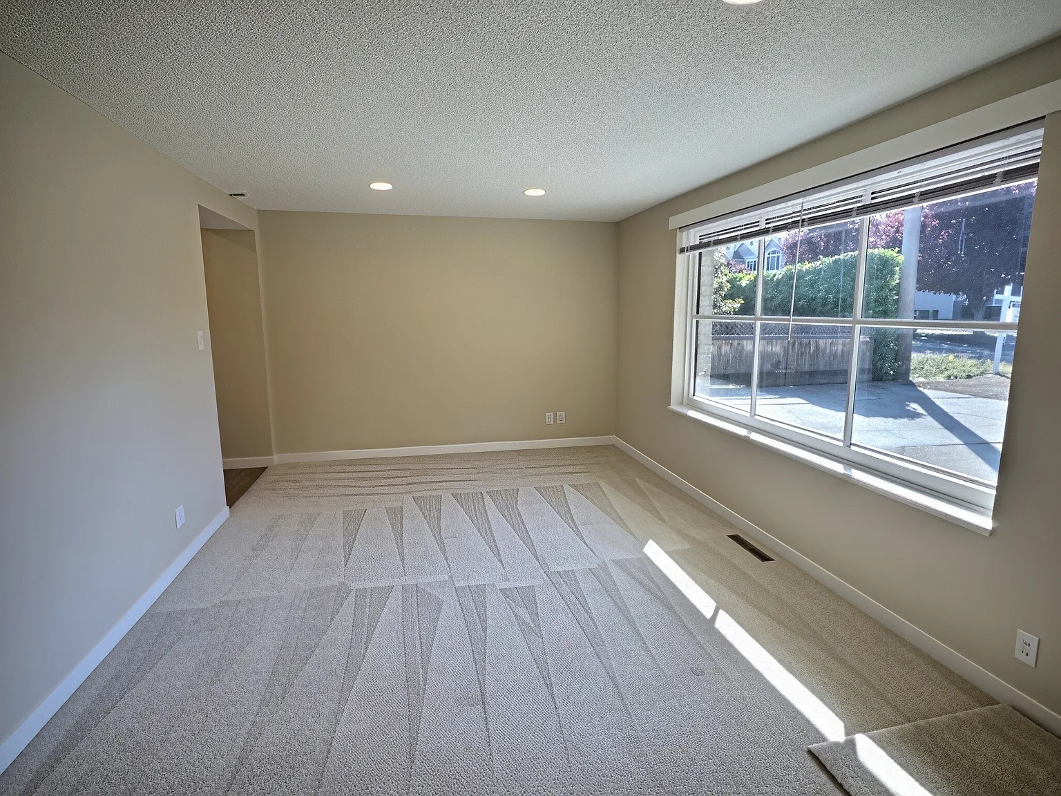 3 bed, 960 sqft, $3,100 — Photo 3