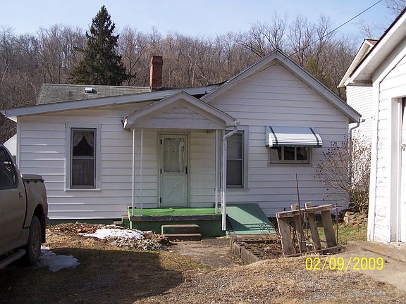 1 car garage with additional parking area