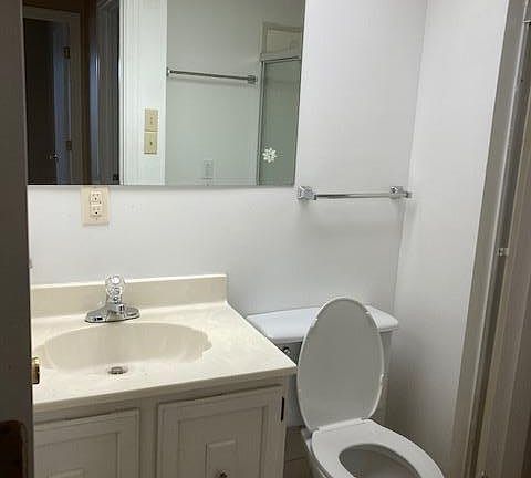 5th image of 216 University Pkwy APT 22W
