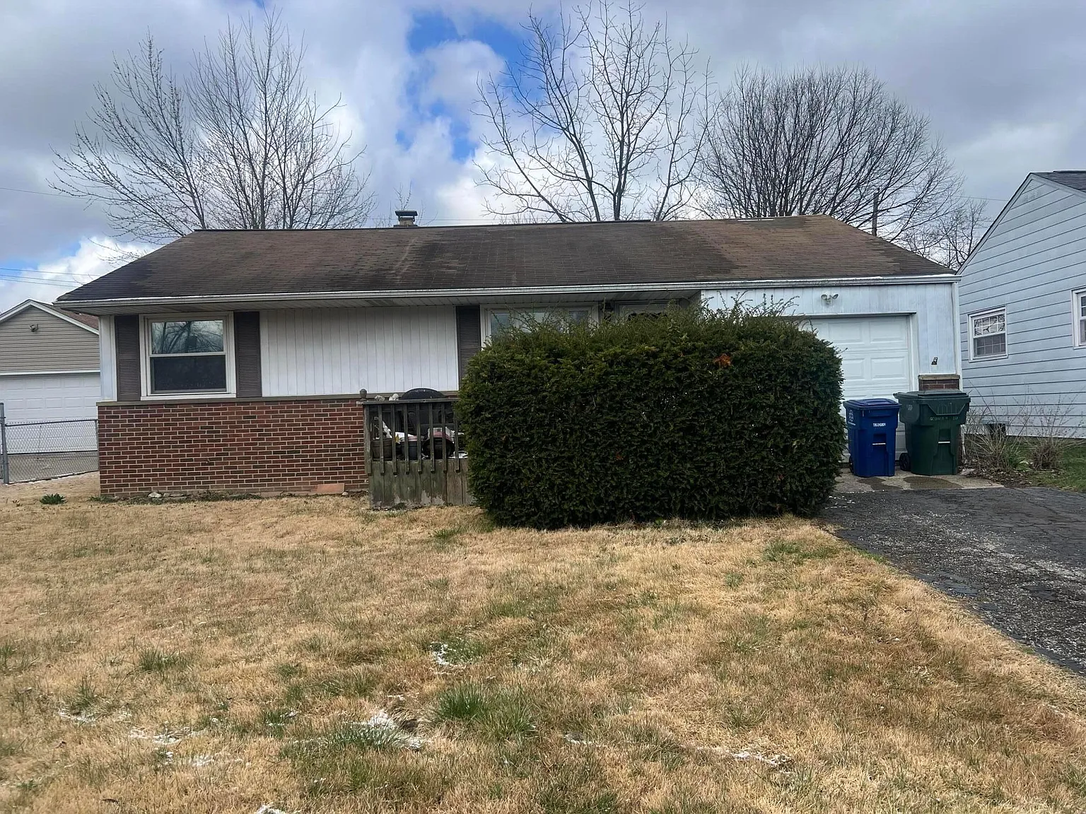 689 Georgian Dr photo 1
