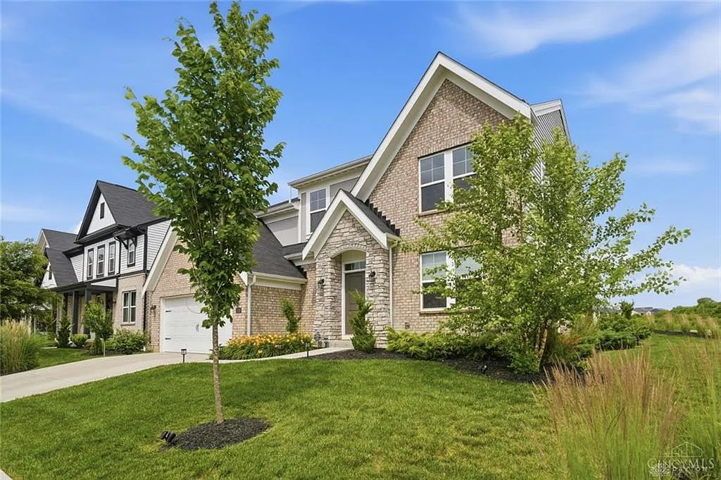 4 bed, 4.0 bath, 3900 sqft, $3,800 — Photo 2