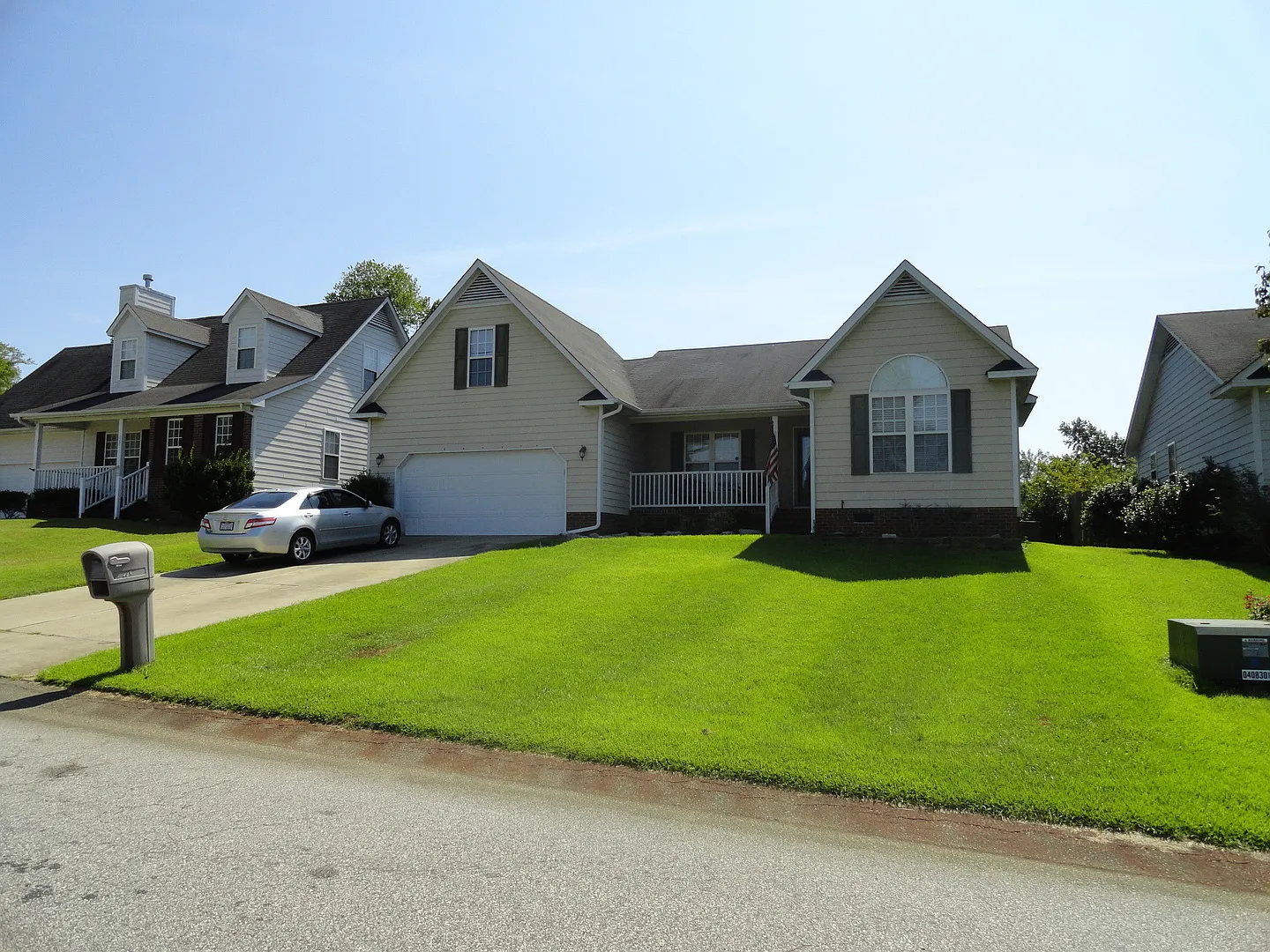 4BD/2BA Available Now! Featuring a half off first full month's rent w/ immediate move in!! — Photo 1