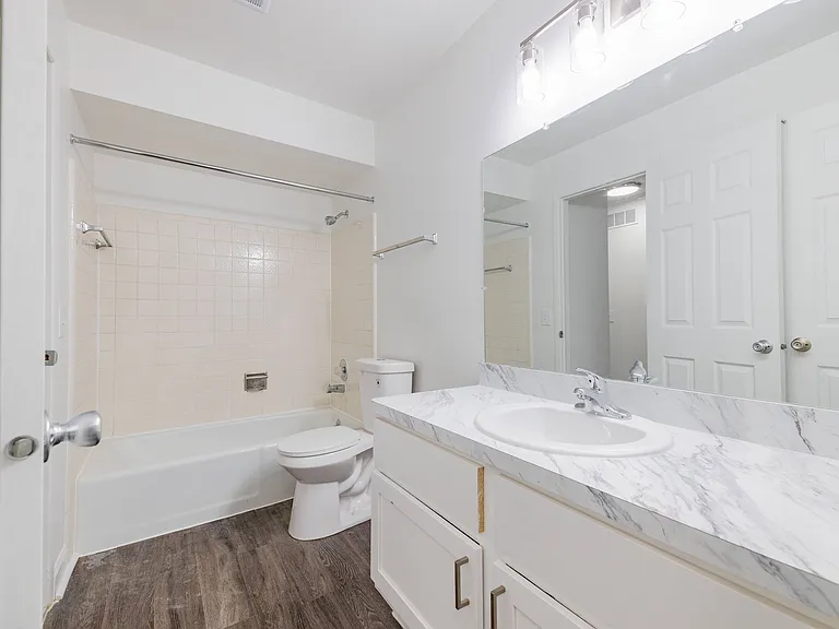 Knollwood Village Apartments — Photo 29