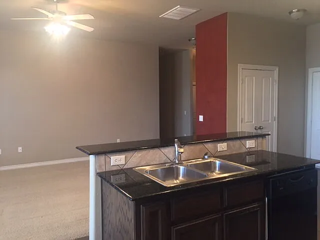 3 bed, 2.0 bath, 1613 sqft, $1,895 — Photo 4