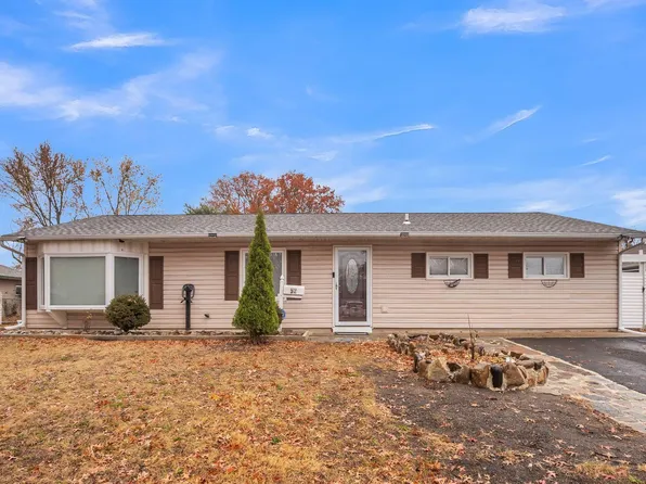 52 Old Spruce Ln, Levittown, PA 19055