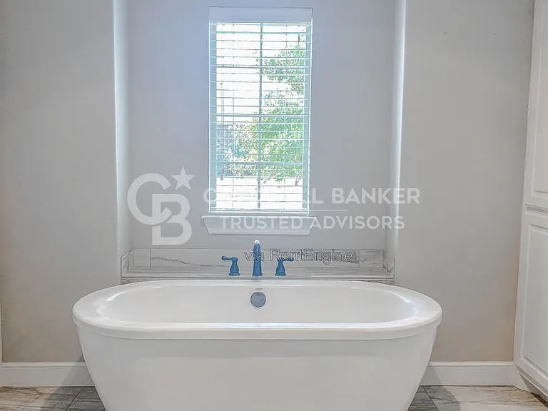 11003 Granby Ave — Photo 9