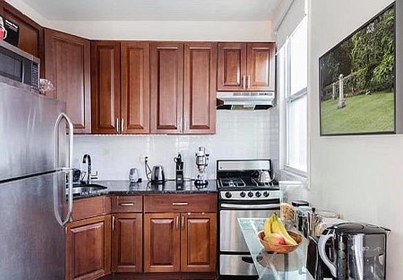 4th image of 376 Palmetto St #3