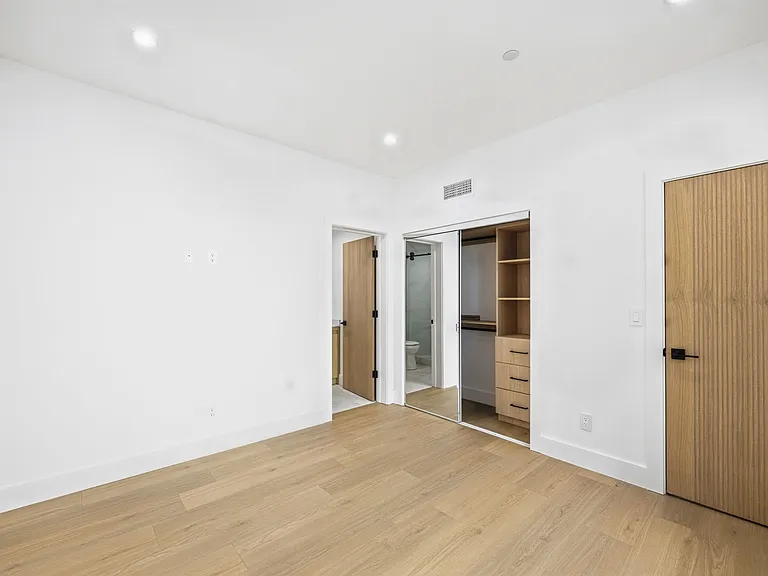 13600 Burbank Blvd — Photo 17