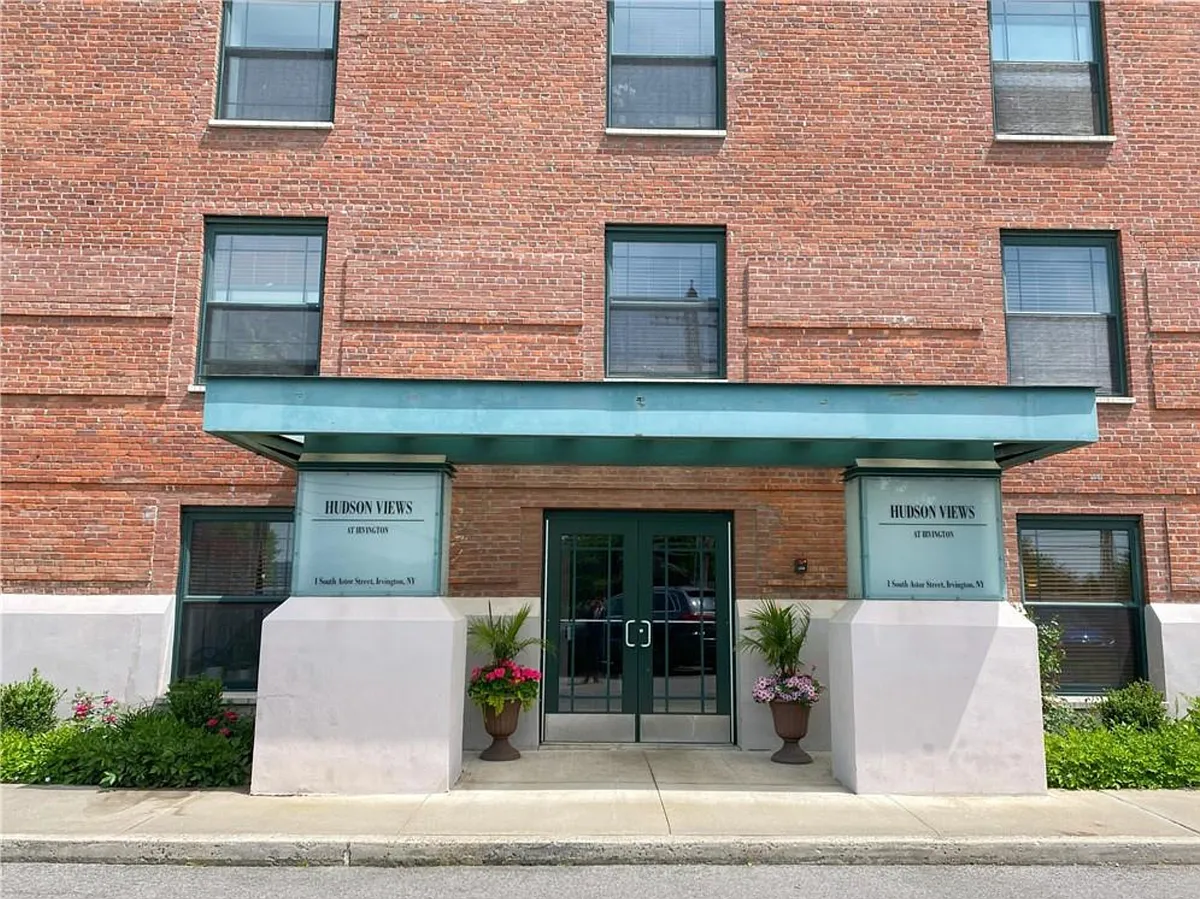Building Photo - 1 S Astor St #502
