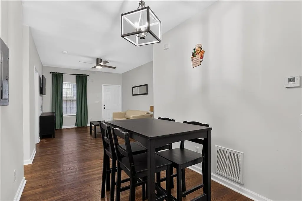 4 bed, 3.0 bath, 2760 sqft, $2,300 — Photo 4