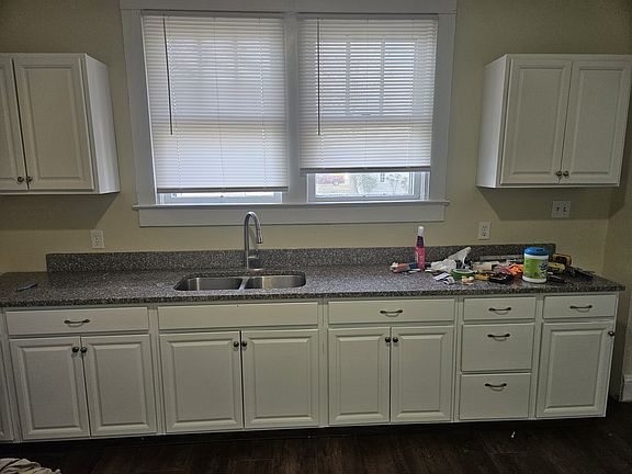5th image of 916 Academy St #B