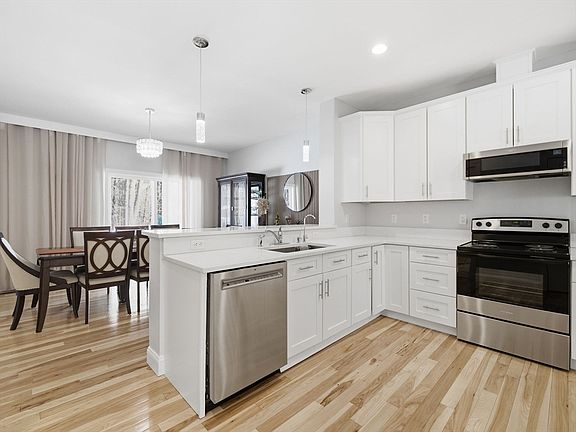 2nd image of 6 Wilshire Ln #6