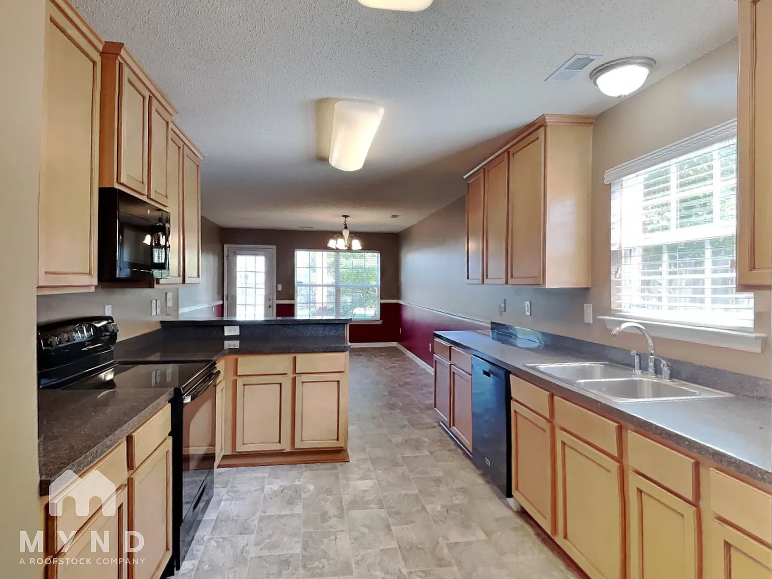 4 bed, 2.5 bath, 2456 sqft, $2,045 — Photo 4
