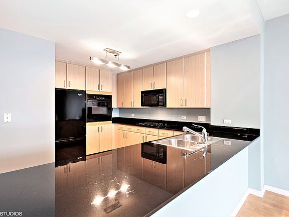 5th image of 1515 S Prairie Ave Unit 907