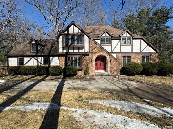 4900 Wintergreen Dr, North Street, MI 48049