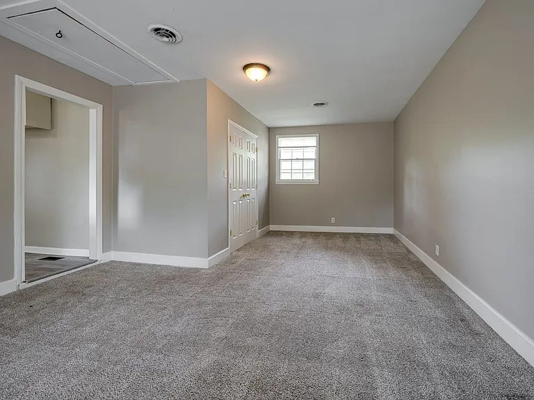 Bonus room, with laundry (washer/dryer included)