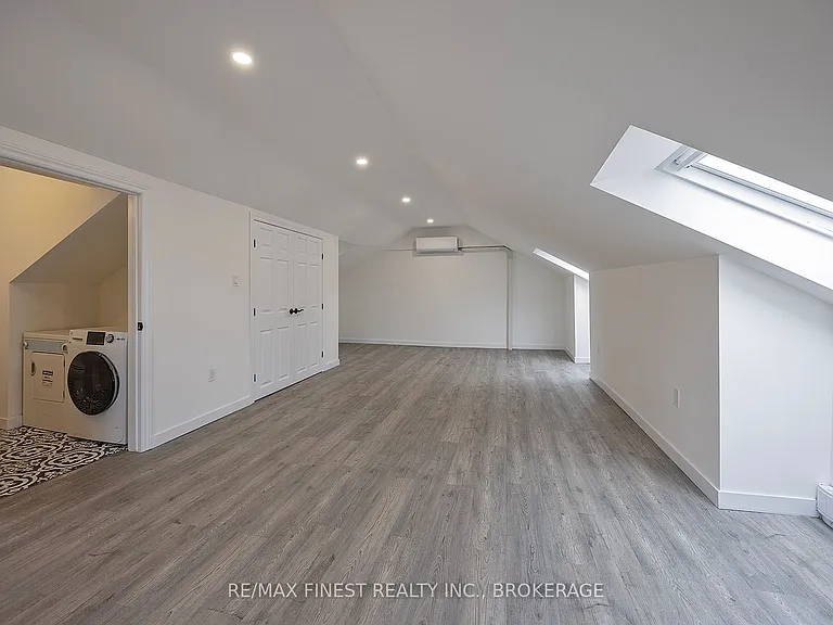 114 Yonge St — Photo 18